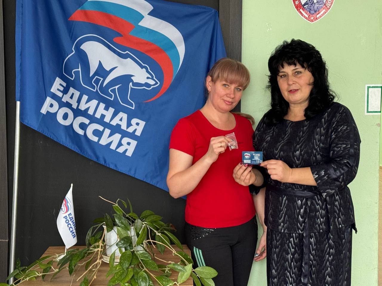 Звеньевая ПО498 Виктория Николаевна Вурсал вручила партийный билет новому члену партии