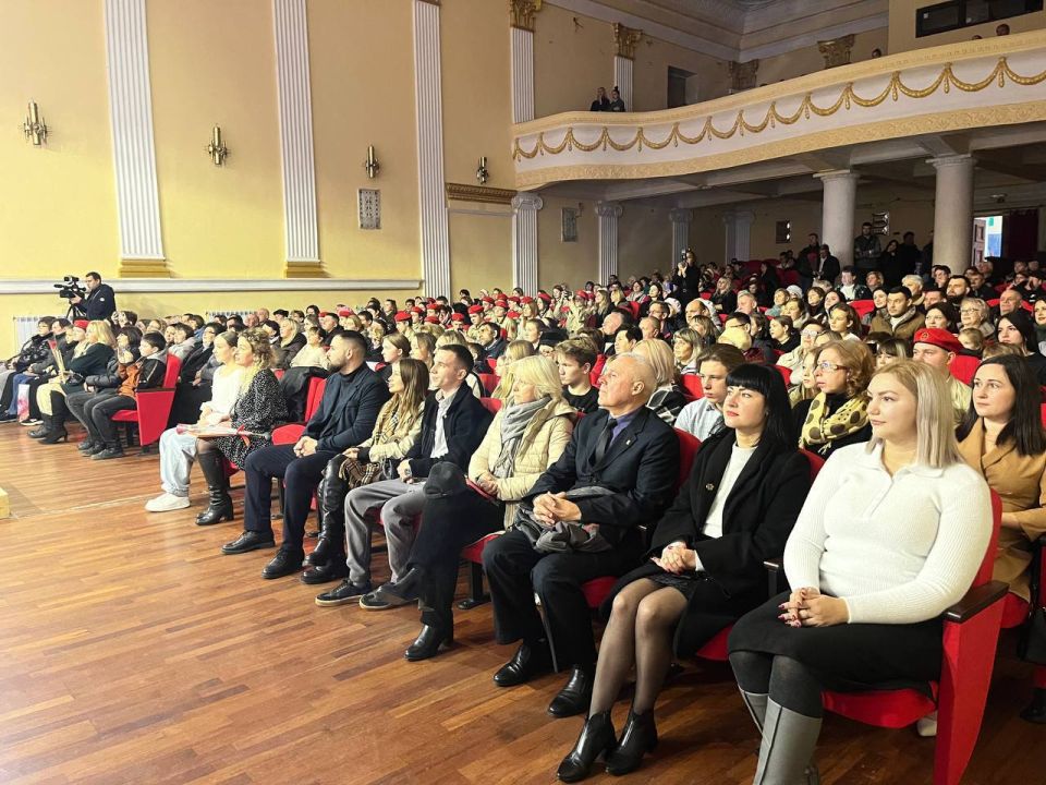 Евгений Поплавский: В торжественной обстановке Харцызского Дворца культуры прошло награждение мам, чьи дети активно участвуют в жизни некоммерческих организаций нашего округа