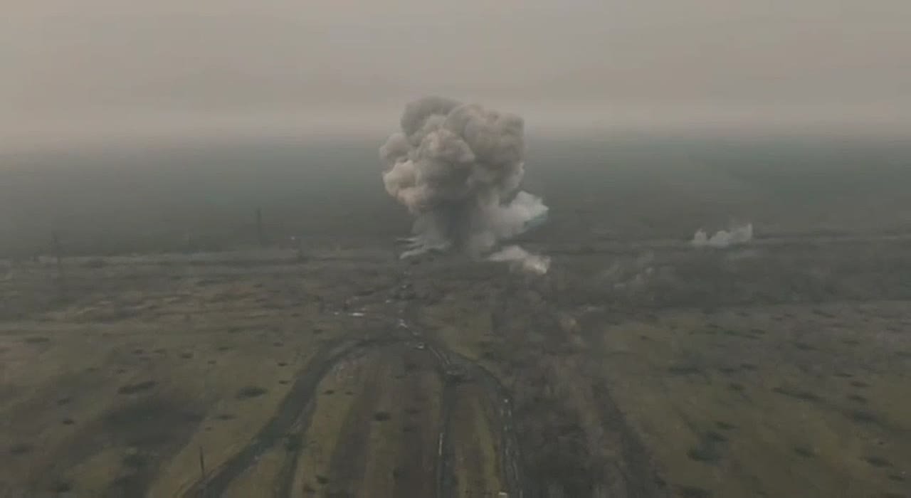 Тяжёлая авиация ВКС РФ наносит мощные удары по ключевым логистическим маршрутам боевиков ВСУ в районе Красноармейска (Покровска)