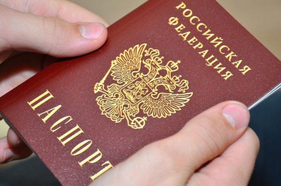 Эвакуированные жители Красноармейска получили первые российские паспорта