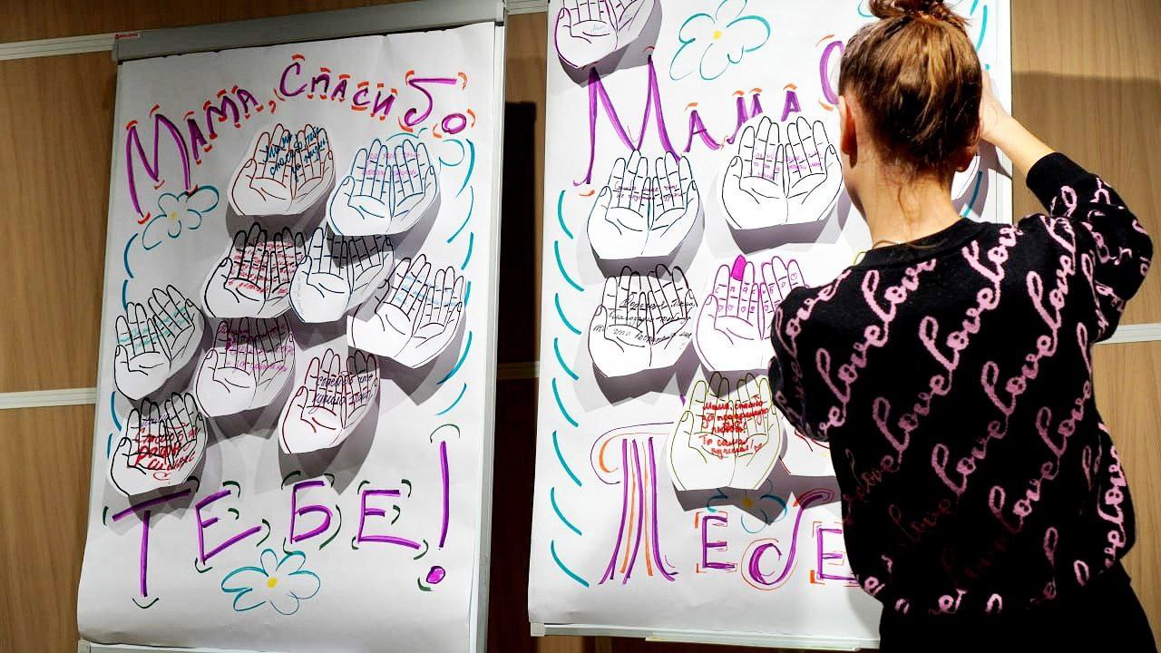 В честь праздника Дня Матери в Доме молодёжи | Волноваха прошла трогательная акция «Тепло маминых рук»