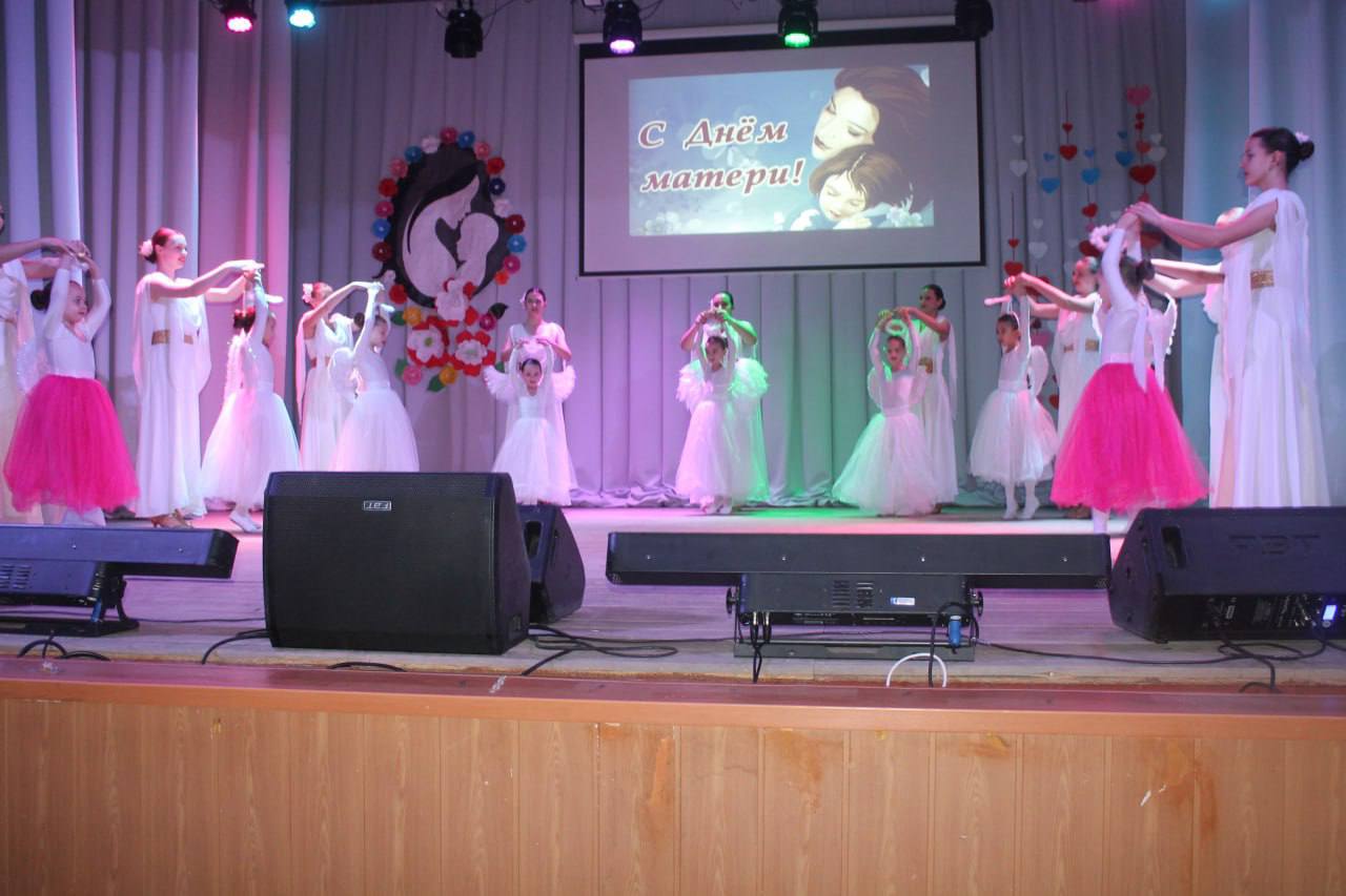 Концерт ко Дню матери «Тебе родная!» прошел в Мангушском муниципальном округе в рамках партийного проекта «Культура малой Родины»