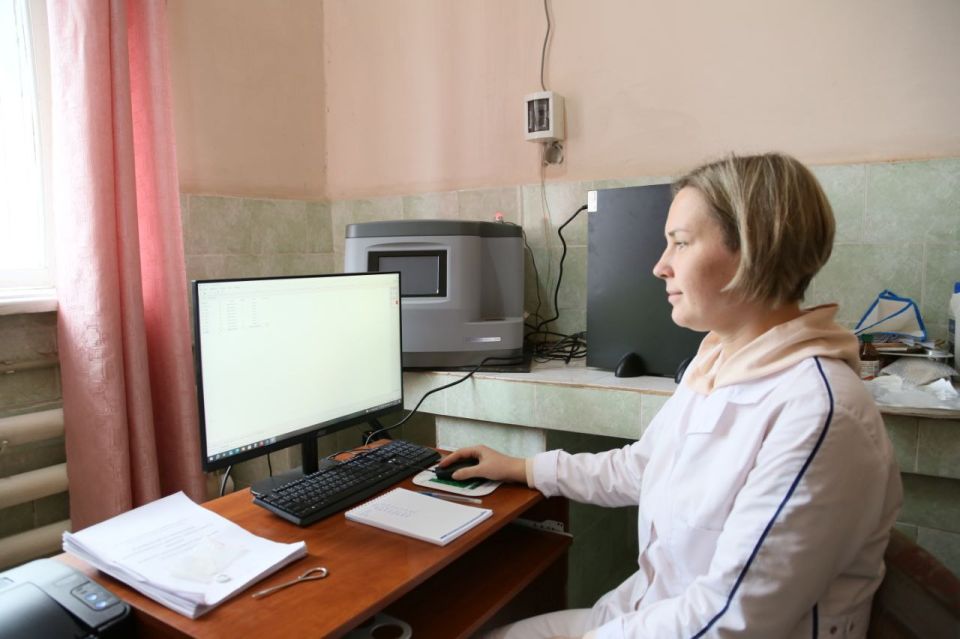 Комсомольское рудоуправление обновило свою лабораторию, установив аналитический комплекс на базе рентгеновского аппарата «Спектроскан МАКС-GVM» для проверки содержания химических элементов в известняке