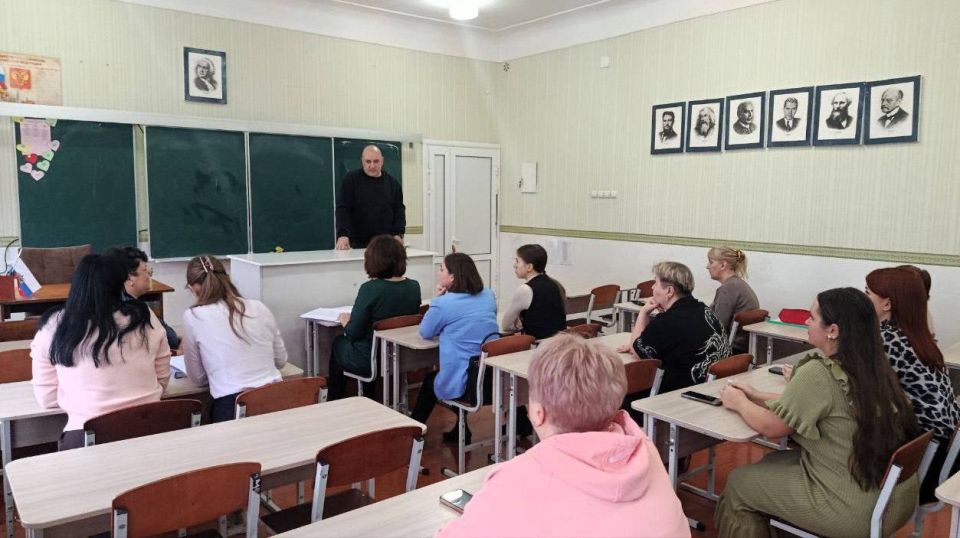 Сергей Савельев встретился с трудовым коллективом Средней школы № 83. В ходе обсуждения были подняты важные вопросы, касающиеся жизнеобеспечения города