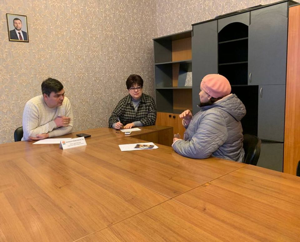 Сегодня, 1 декабря 2025 года, Глава муниципального образования городской округ Торез Артем Чесноков провел прием населения по личным вопросам