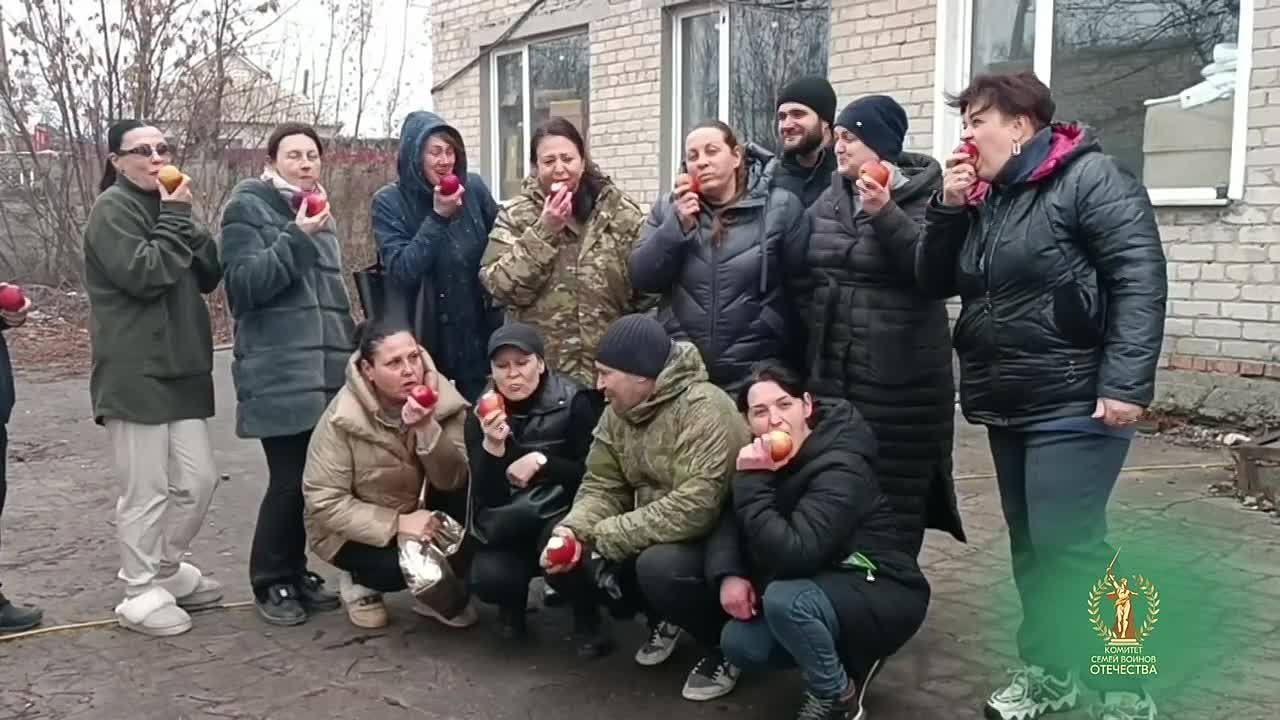 Первый день зимы, но пока нет снега, отмечаем День поедания красных яблок!