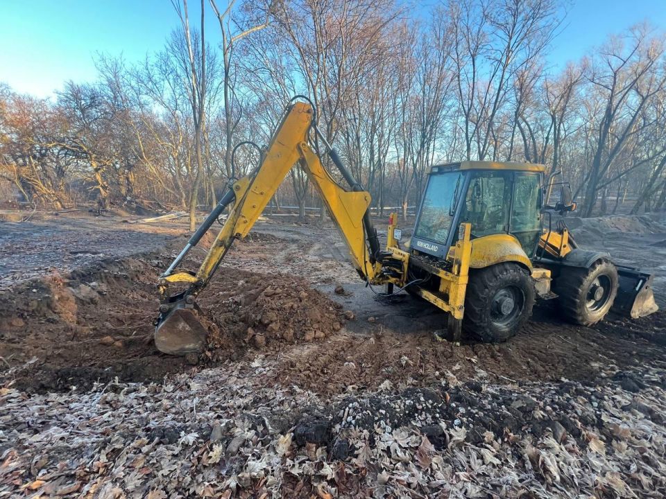 Александр Пеняев: Южноуральские рабочие монтируют площадку для скейтбордистов в парке Машиностроителей Ясиноватой