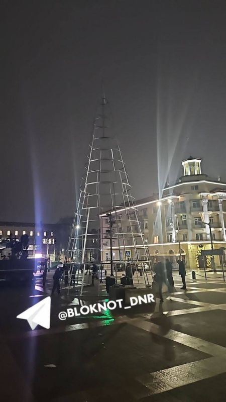 В Мариуполе возле драмтеатра устанавливают ёлку