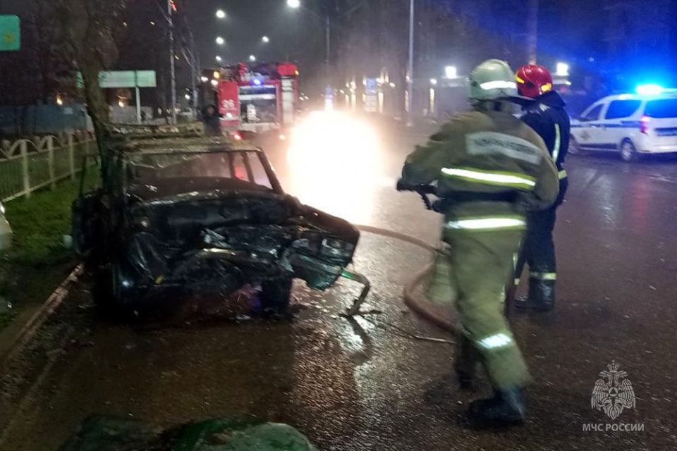 В Мариуполе сотрудники МЧС России ликвидировали пожар в результате ДТП