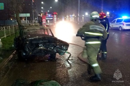 В Мариуполе сотрудники МЧС России ликвидировали пожар в результате ДТП