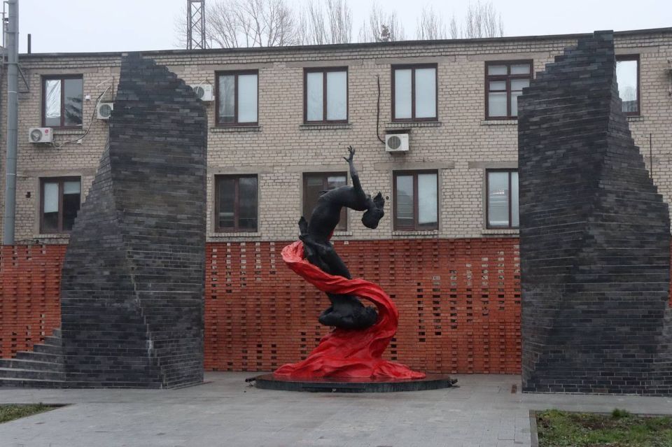 Глава Правительства ДНР Андрей Чертков посетил мемориальный комплекс «Шурф шахты 4/4-бис», где в прошлом году прошла реконструкция силами Российского военно-исторического общества