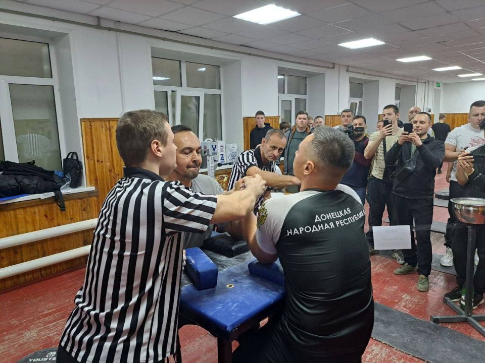 Евгений Ширшов: В прошедшее воскресенье в Торезе состоялся Чемпионат Донецкой Народной Республики по армрестлингу среди мужчин