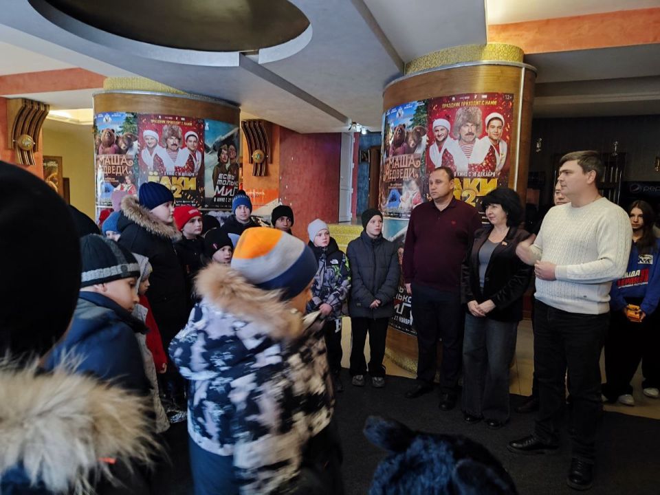 В День Рождения "Единой России" для воспитанников школы-интерната в Торезе организовали праздничный поход в кино