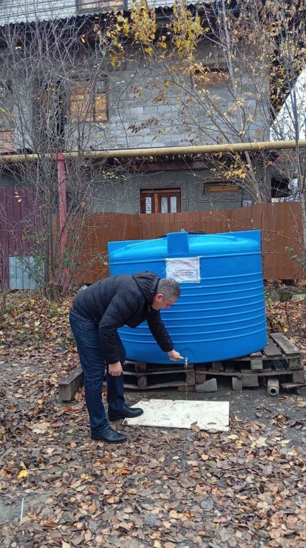 01 декабря 2025 года во исполнение поручения Главы Донецкой Народной Республики депутаты Ясиноватского муниципального совета Сергей Куксенко и Николай Коляденко посетили места подвоза воды