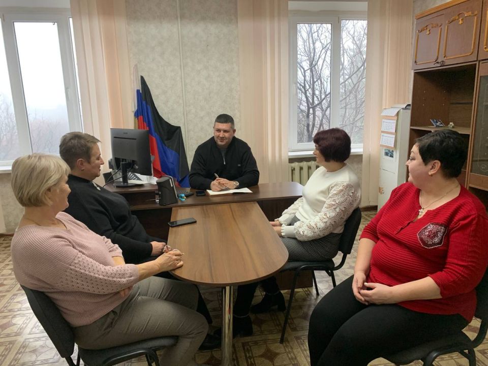 1 декабря заместитель главы администрации городского округа Торез Александр Люлькович провел встречу с трудовым коллективом Рассыпнянского территориального сектора