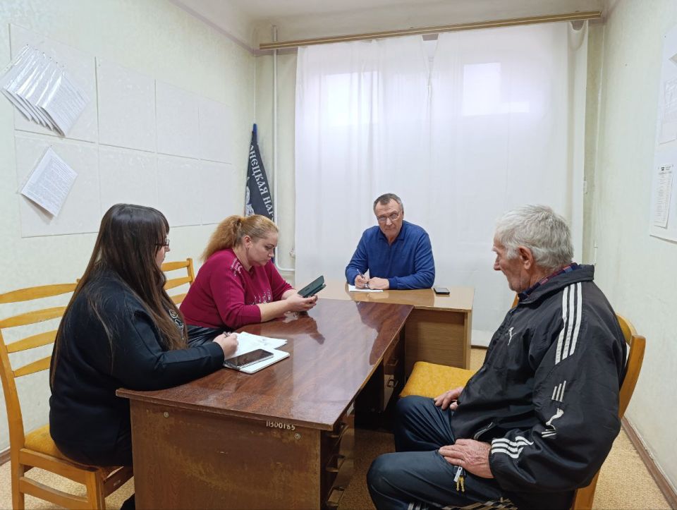 Первый заместитель главы администрации Амвросиевского муниципального округа Борис Бутко провёл приём граждан