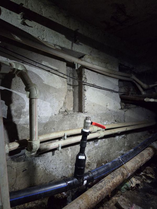 Аварийщики из Магаданской области ремонтируют систему ХВС в многоквартирном доме в Ждановке