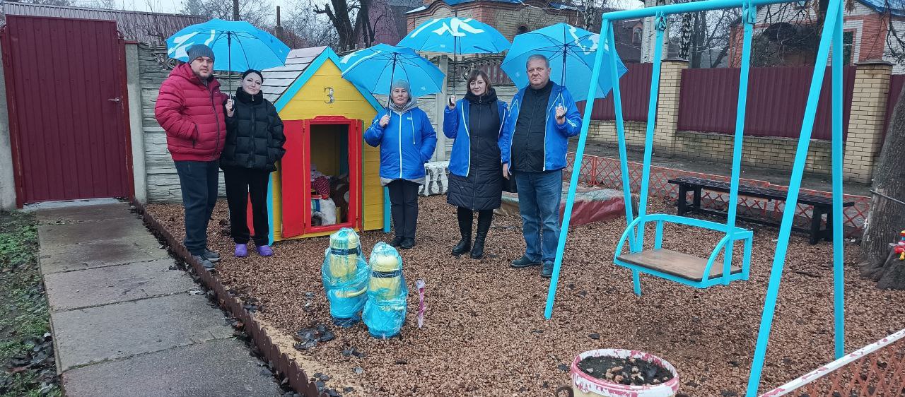 Сегодня, 2 декабря 2025 года, в Кировском районе города Донецк, депутат Донецкого Городского Совета ДНР Михаил Рыбаков , управляющий делами Управы Людмила Аринович и активисты партии встретились с номинантами конкурса...