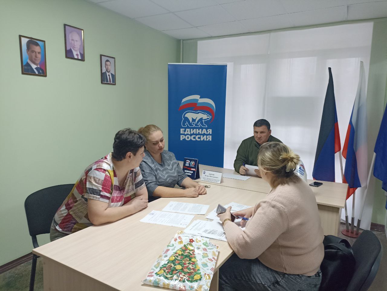 Секретарь амвросиевского местного отделения Всероссийской политической партии «Единая Россия» Игорь Лызов провёл приём в общественной приёмной