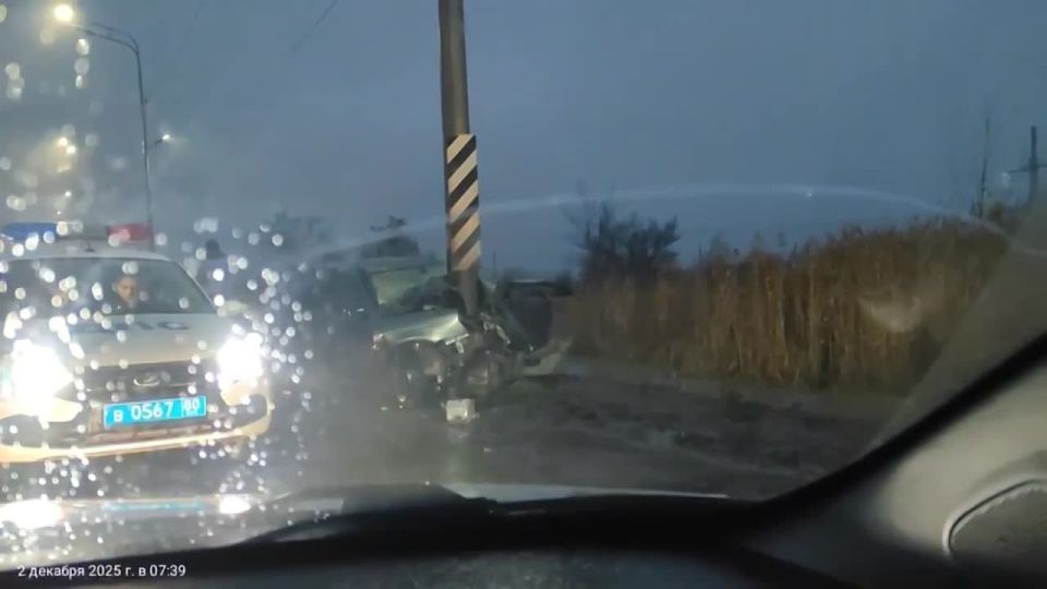 Жесткая встреча столба и легковушки в Макеевке сегодня утром