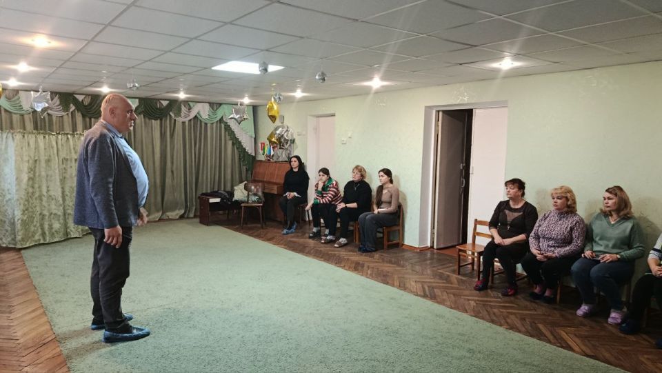 Сегодня, 2 декабря, в Советском внутригородском районе депутат Макеевского городского совета первого созыва Олег Венжега провел встречу с жителями жилого массива шахты «Советская» возле дома № 16 по улице Комсомольской