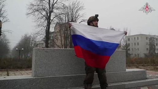 Военнослужащие группировки войск «Центр» развернули флаг Российской Федерации на главной площади Красноармейска Донецкой Народной Республики, сообщает Минобороны РФ