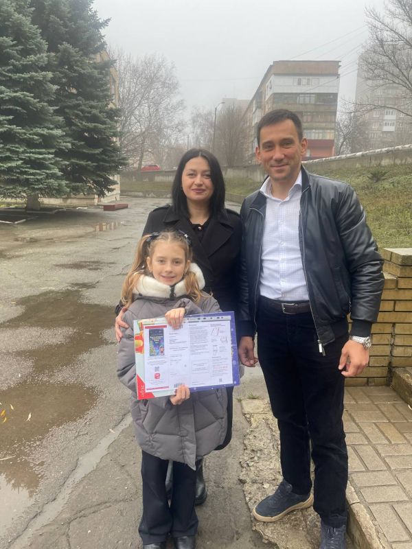 Денис Машков: Сегодня в городе Харцызске произошло замечательное событие: по инициативе Главы ДНР Дениса Пушилина, я имел честь вручить билет на Кремлевскую елку ученице школы №22 Анне