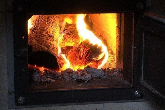 Топите печи правильно!. Напоминаем основные правила пожарной безопасности при монтаже и эксплуатации печей на твердом топливе: