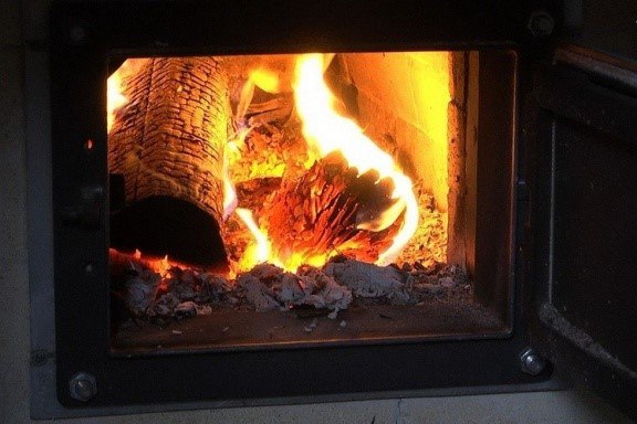 Топите печи правильно!. Напоминаем основные правила пожарной безопасности при монтаже и эксплуатации печей на твердом топливе: