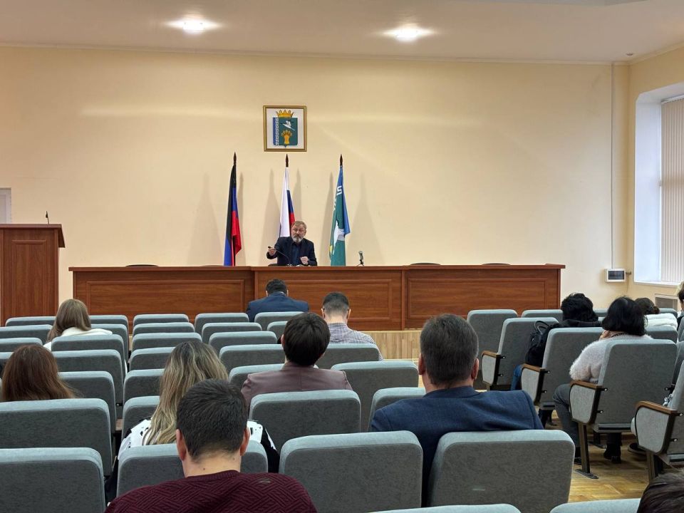 Секретарь Мангушского местного отделения «Единой России» Борис Трима провел рабочее совещание с секретарями первичных отделений