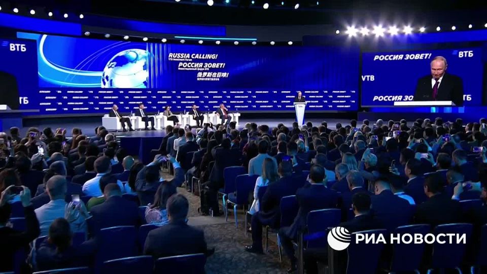 Пока Уиткофф и Кушнер ждут приема у Владимира Путина, тот выступает на форуме ВТБ «Россия зовёт»