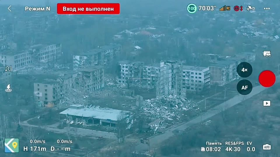 На квартал многоэтажек в Димитрове, где засели остатки группировки ВСУ продолжают прилетать тяжелые гостинцы