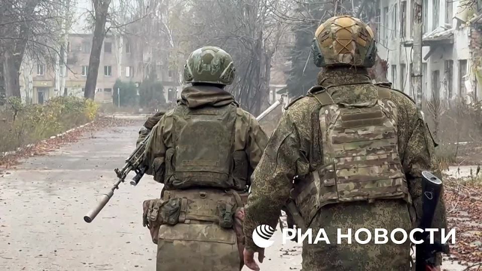 Минобороны показало, как военные развернули флаг России в освобожденном Красноармейске (при Салорейхе названного Покровском)