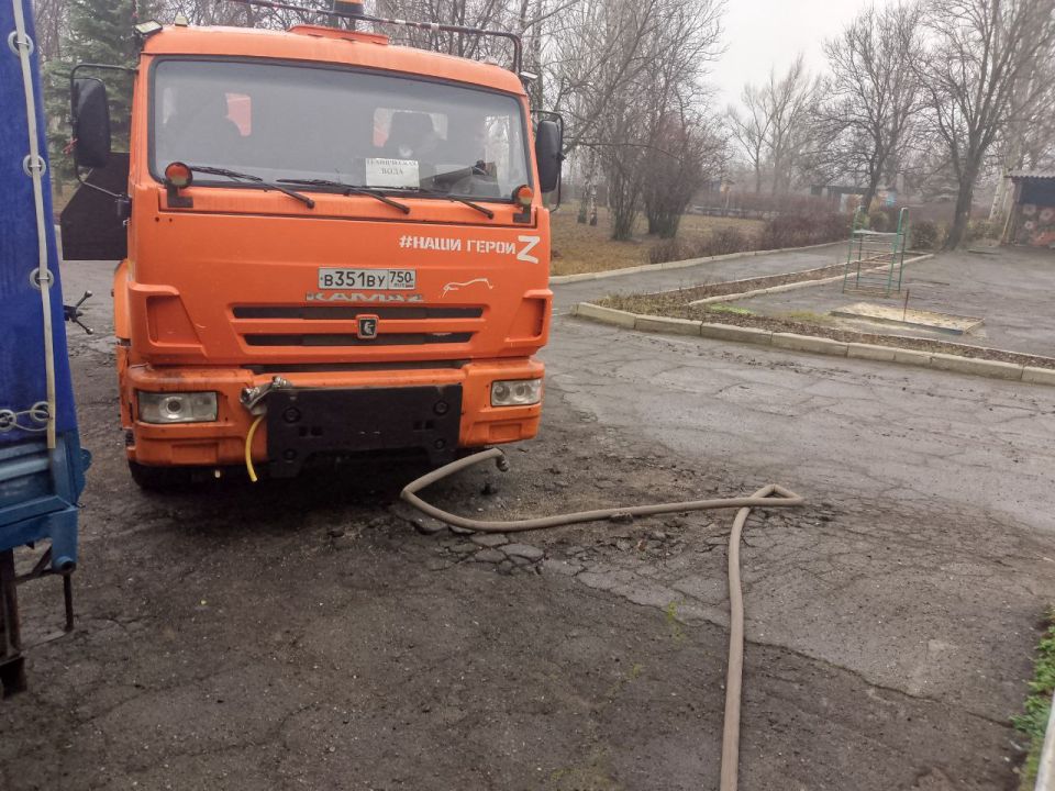 В Кировском внутригородском районе при поддержке региона-шефа Московская область продолжается подвоз воды для жителей домов, в которые в установленный графиком день не поступила вода