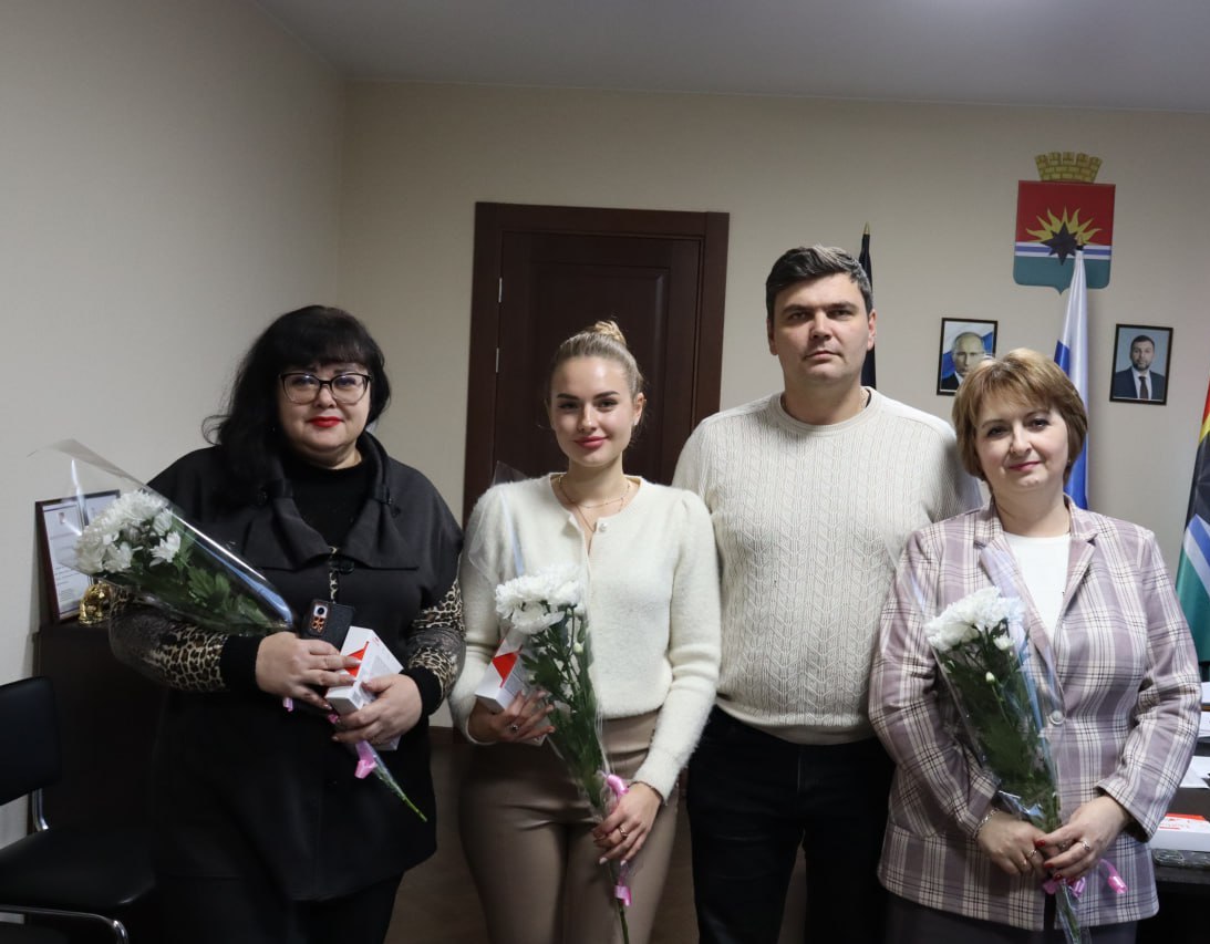 Сегодня, 02 декабря, Артем Чесноков, Глава муниципального образования городской округ Торез в предверии Дня юриста с профессиональным праздником поздравил работников данной сферы