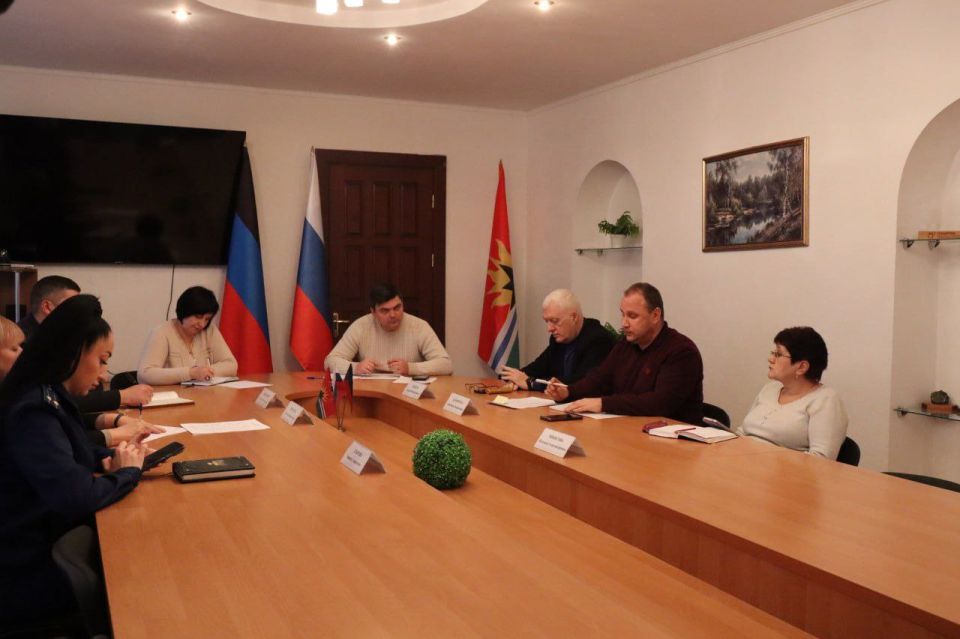 Сегодня, 2 декабря, Председатель Торезского городского совета Александр Казмерчук принял участие в расширенном аппаратном совещании с участием руководителей администрации городского округа, депутата Народного Совета Бедило...