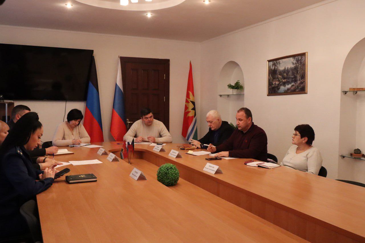 Сегодня, 2 декабря, Председатель Торезского городского совета Александр Казмерчук принял участие в расширенном аппаратном совещании с участием руководителей администрации городского округа, депутата Народного Совета Бедило...