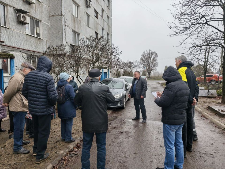 Заместитель главы муниципального образования городского округа Харцызск Виталий Легчилин провел встречу с жителями города Зугрэс по ул. 60 лет Октября