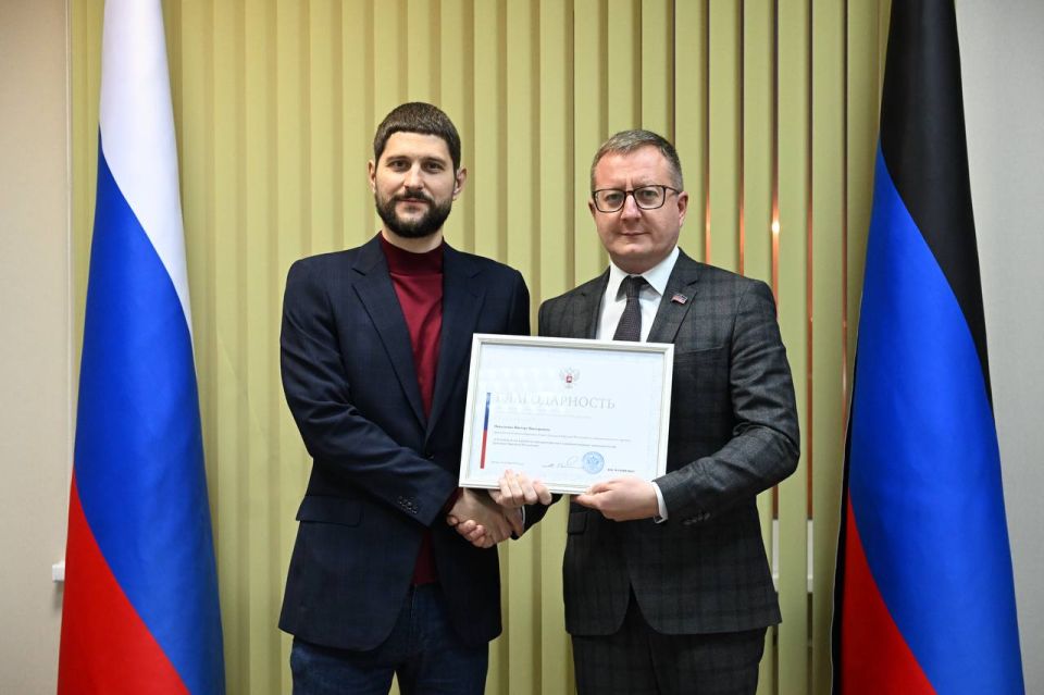 Александр Волошин: #Работа_в_Республике. В ходе рабочей поездки в Донецкую Народную Республику выполнил приятное и почётное поручение