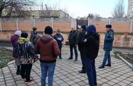 3 декабря первый заместитель руководителя Управы Советского внутригородского района Администрации городского округа Макеевка Сергей Савельев провел встречу с жителями вблизи Детской школы искусств № 2 им. А. Ханжонкова...