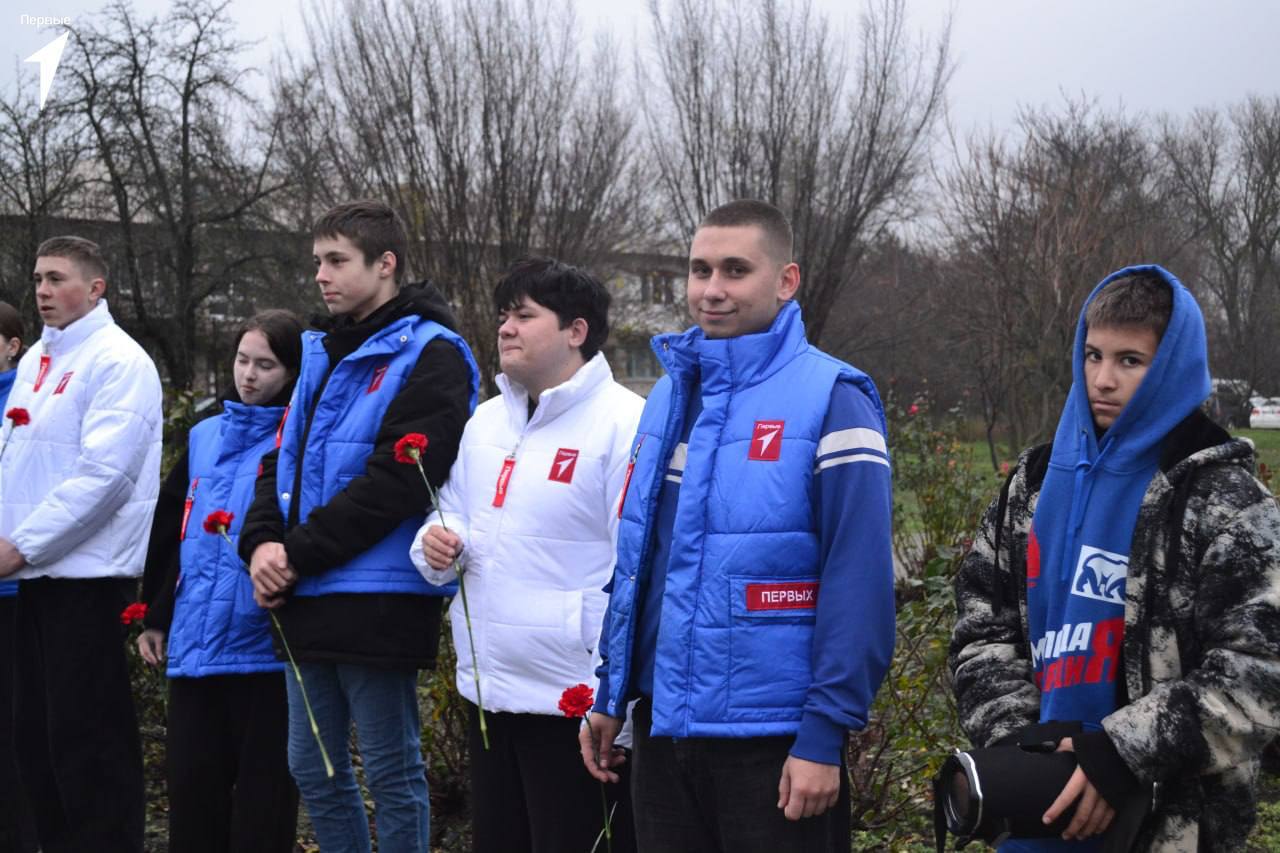 «Мы помним». Активисты Движения Первых, совместно с сектором молодежной политики при поддержке фонда «Защитники Отчества», возложили цветы к мемориалу воинам-освободителям, отдав дань неизвестным героям