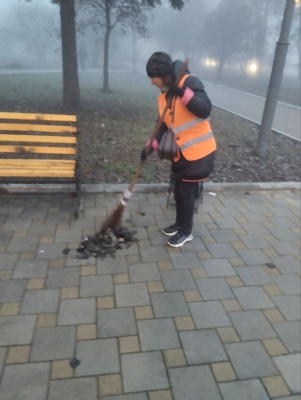 Александр Пеняев: Работники Ясиноватского жилищно-эксплуатационного комбината продолжают наводить порядок на улицах наших городов и поселков, формируя комфортную для жителей среду