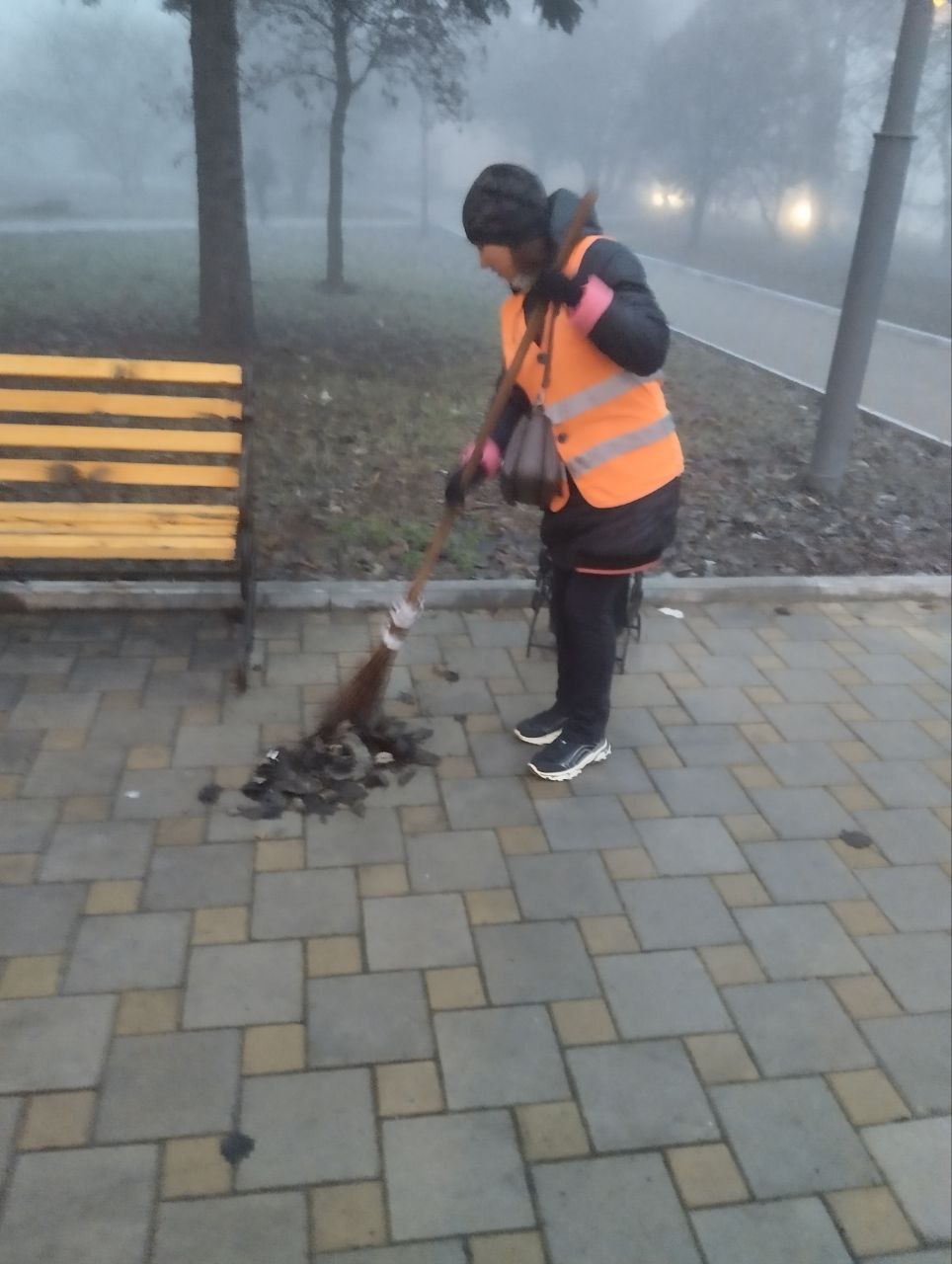 Александр Пеняев: Работники Ясиноватского жилищно-эксплуатационного комбината продолжают наводить порядок на улицах наших городов и поселков, формируя комфортную для жителей среду