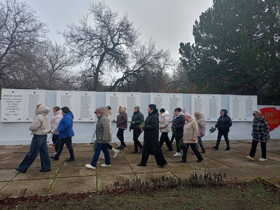3 декабря в пгт. Зуевка, городского округа Харцызск Донецкой Народной Республики состоялось возложение цветов к памятнику Неизвестного Солдата в рамках партийного проекта "Культура малой Родины", партии Единая Россия