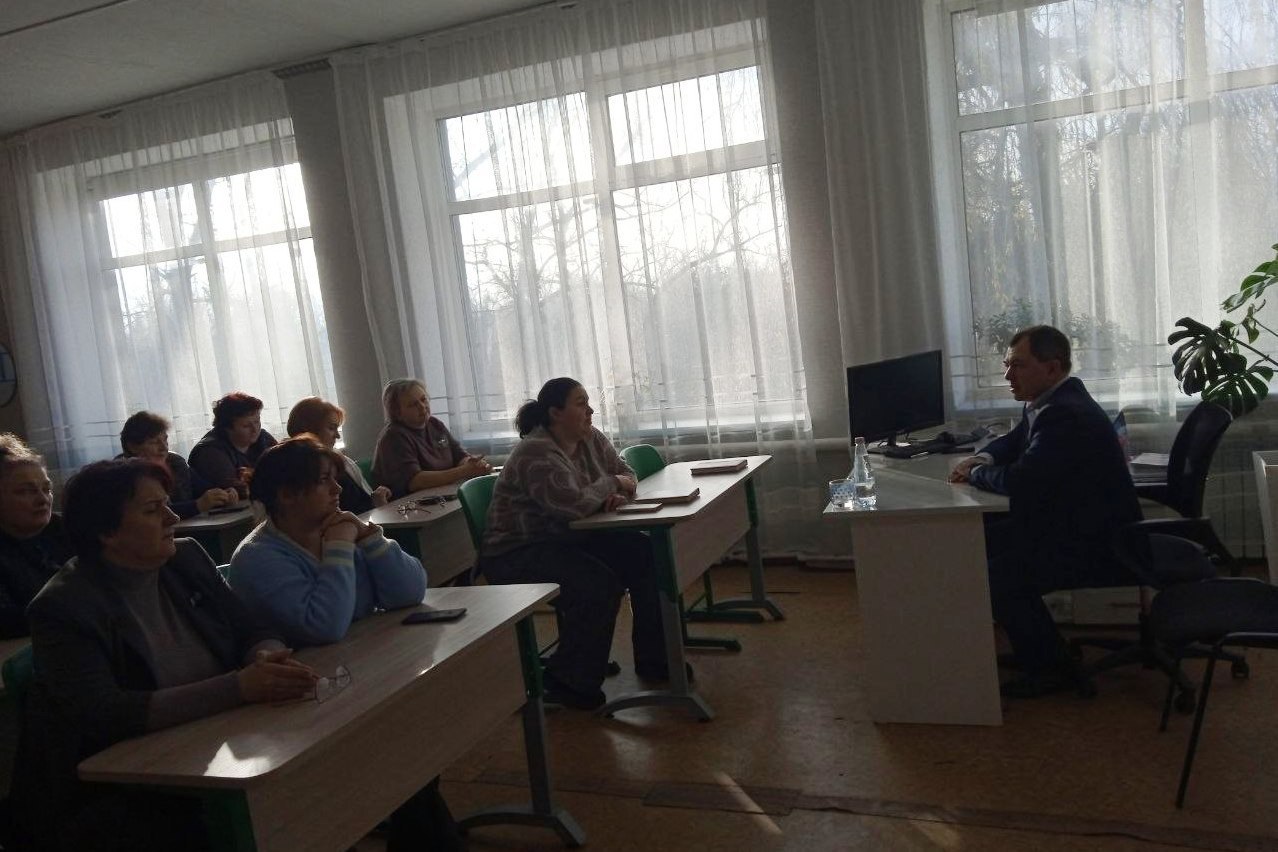 Замглавы администрации Шахтерского округа посетил среднюю школу