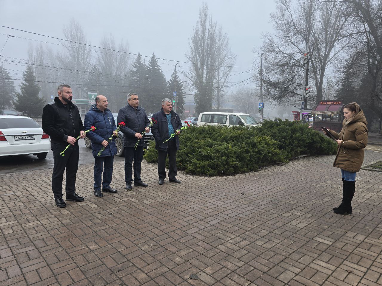 Сегодня, 3 декабря, ко Дню Неизвестного солдата на территории Кировского внутригородского района Администрации городского округа Макеевка прошло возложение цветов к памятнику-мемориалу Освободителям Макеевки