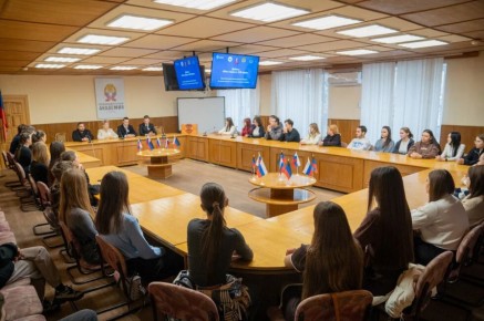 «Экстремизм прячется в мемах»: профилактические беседы с молодежью провели в ДНР