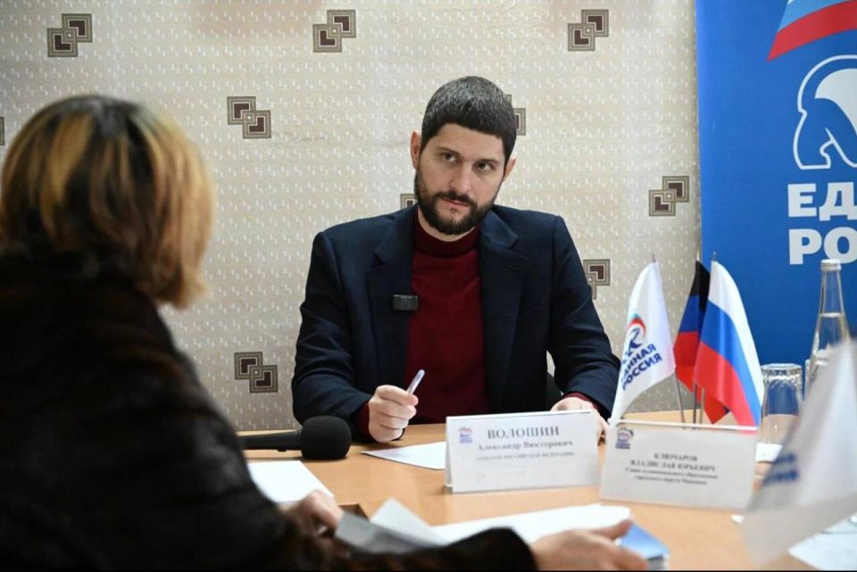Александр Волошин: #Работа_в_Республике. Совместно с Главой МО Макеевка Владиславом Ключаровым и советником Главы ДНР Еленой Никитиной провели личный приём граждан в рамках декады приемов партии «Единая Россия»