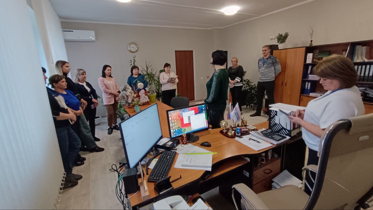 Сегодня заместитель Главы Администрации Тельмановского округа провела встречу с трудовым коллективом клиентской службы в пгт