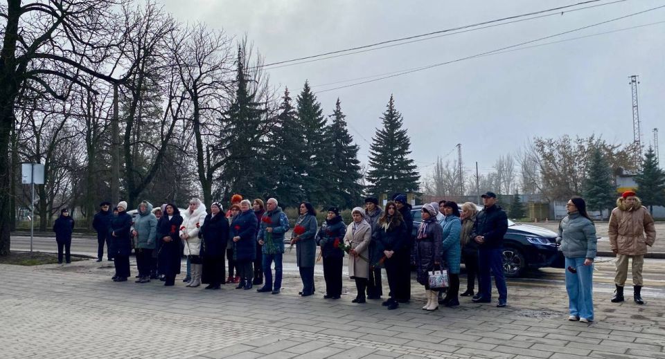 Евгений Поплавский: В День Неизвестного Солдата состоялось возложение цветов к мемориалу «Братская могила советских воинов»